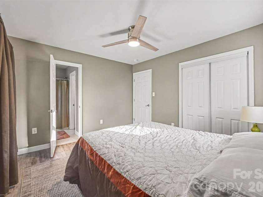 812 Capps Hill Mine Road, Charlotte, NC 28216.  MLS# CAR4420092, YatesRealty ID 48575. 