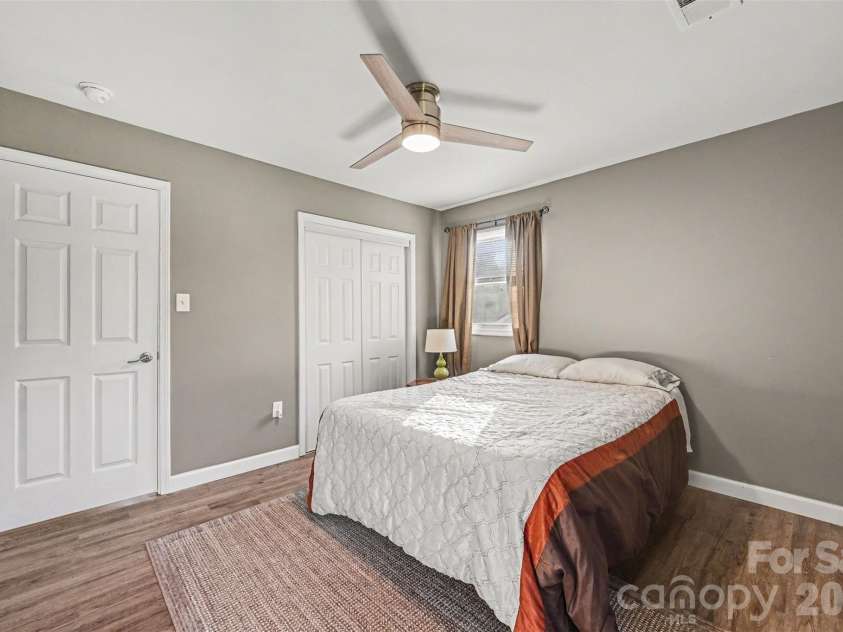 812 Capps Hill Mine Road, Charlotte, NC 28216.  MLS# CAR4420092, YatesRealty ID 48575. 