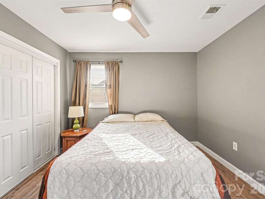 812 Capps Hill Mine Road, Charlotte, NC 28216.  MLS# CAR4420092, YatesRealty ID 48575. 