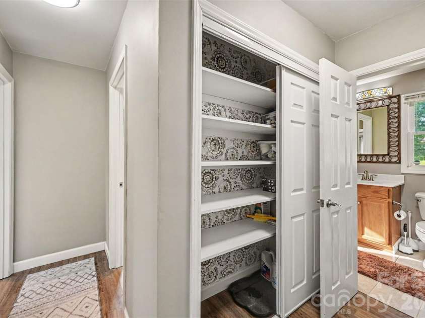 812 Capps Hill Mine Road, Charlotte, NC 28216.  MLS# CAR4420092, YatesRealty ID 48575. 