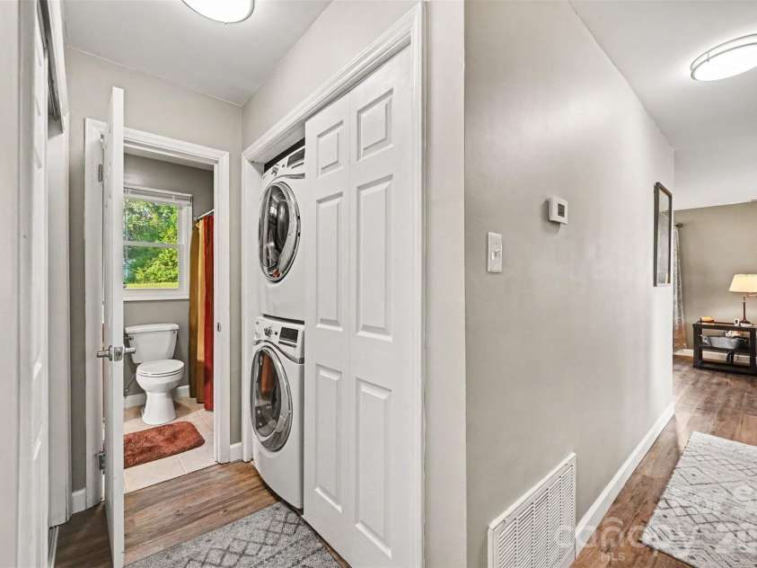 812 Capps Hill Mine Road, Charlotte, NC 28216.  MLS# CAR4420092, YatesRealty ID 48575. 