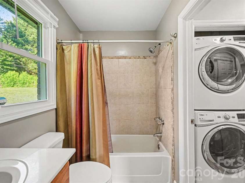 812 Capps Hill Mine Road, Charlotte, NC 28216.  MLS# CAR4420092, YatesRealty ID 48575. 