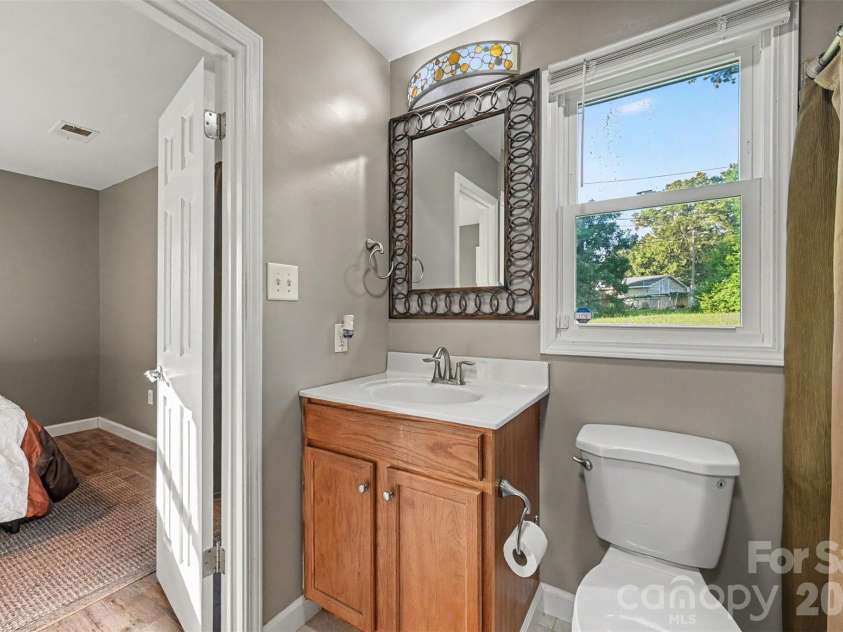812 Capps Hill Mine Road, Charlotte, NC 28216.  MLS# CAR4420092, YatesRealty ID 48575. 