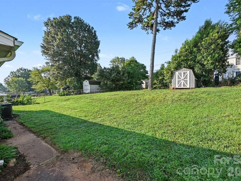 812 Capps Hill Mine Road, Charlotte, NC 28216.  MLS# CAR4420092, YatesRealty ID 48575. 