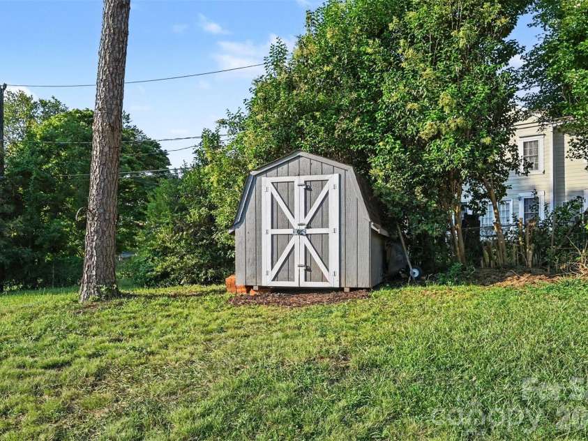 812 Capps Hill Mine Road, Charlotte, NC 28216.  MLS# CAR4420092, YatesRealty ID 48575. 