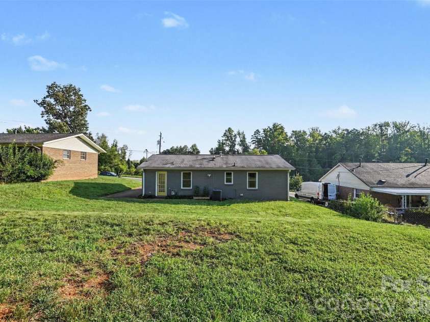 812 Capps Hill Mine Road, Charlotte, NC 28216.  MLS# CAR4420092, YatesRealty ID 48575. 
