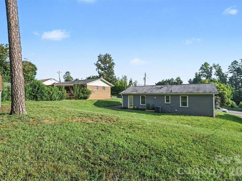 812 Capps Hill Mine Road, Charlotte, NC 28216.  MLS# CAR4420092, YatesRealty ID 48575. 