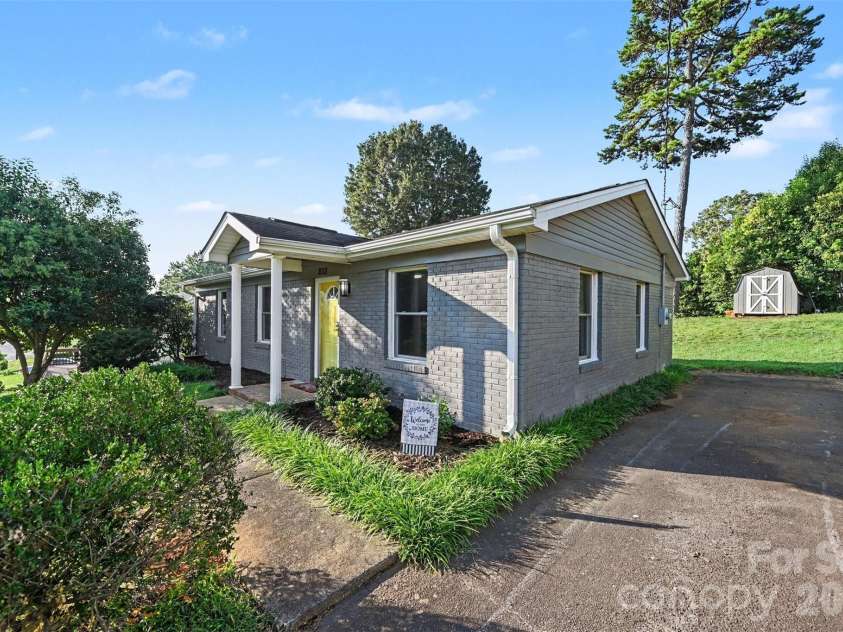 812 Capps Hill Mine Road, Charlotte, NC 28216.  MLS# CAR4420092, YatesRealty ID 48575. 