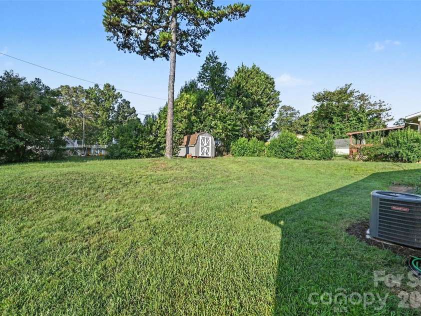 812 Capps Hill Mine Road, Charlotte, NC 28216.  MLS# CAR4420092, YatesRealty ID 48575. 