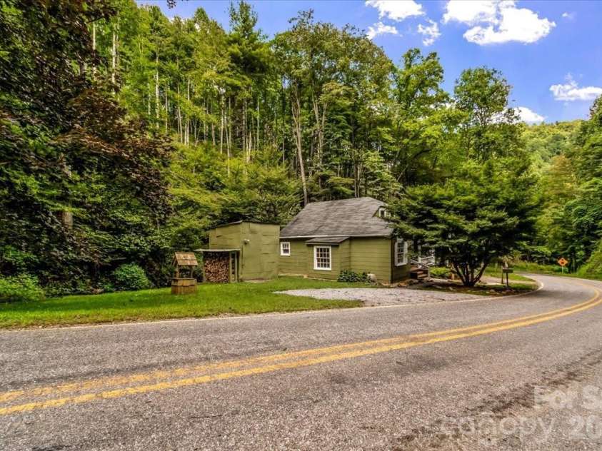 92 Silas Branch Road, Burnsville, NC 28714.  MLS# CAR4419913, YatesRealty ID 48576. 