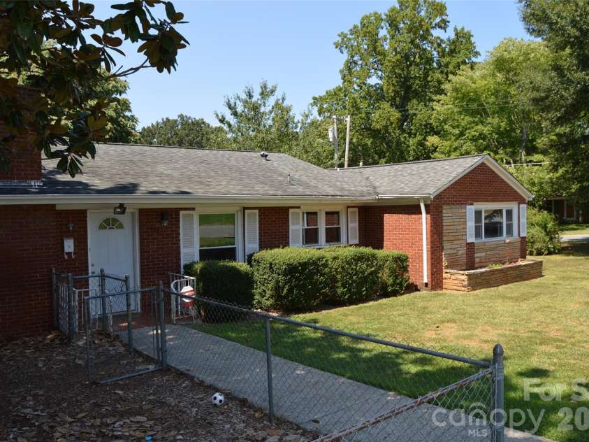 437 Hillcrest Road, Statesville, NC 28677.  MLS# CAR4420971, YatesRealty ID 48578. 