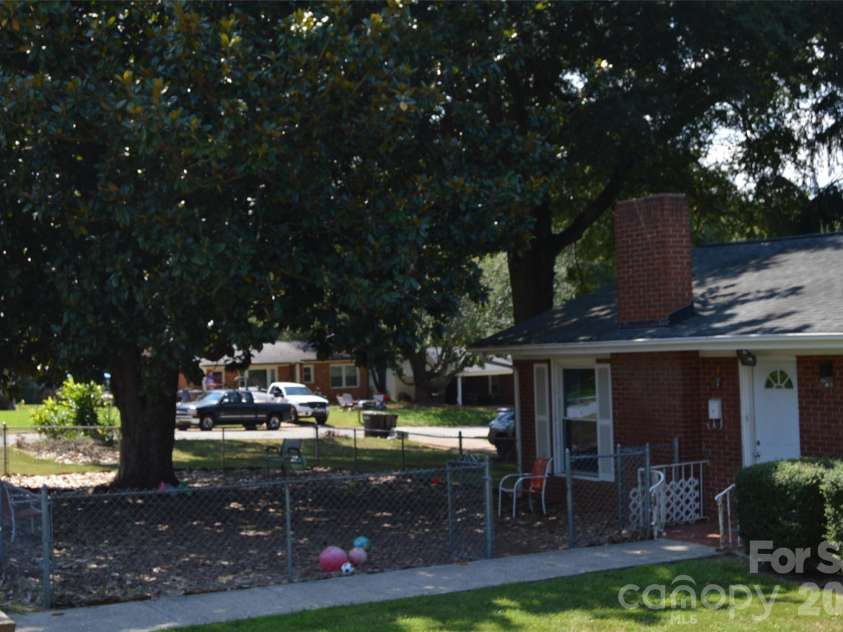 437 Hillcrest Road, Statesville, NC 28677.  MLS# CAR4420971, YatesRealty ID 48578. 