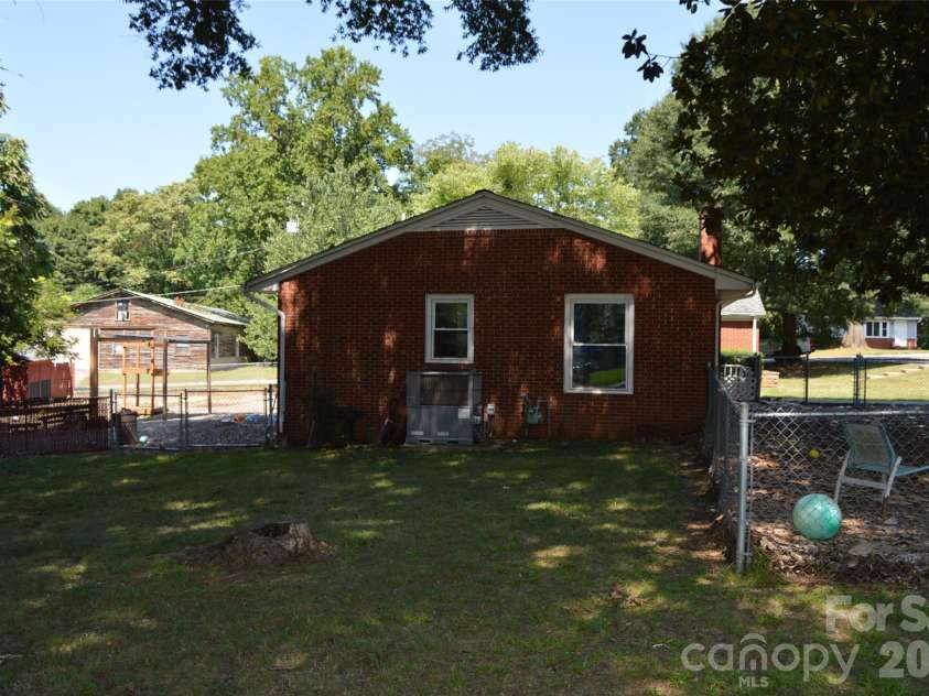 437 Hillcrest Road, Statesville, NC 28677.  MLS# CAR4420971, YatesRealty ID 48578. 
