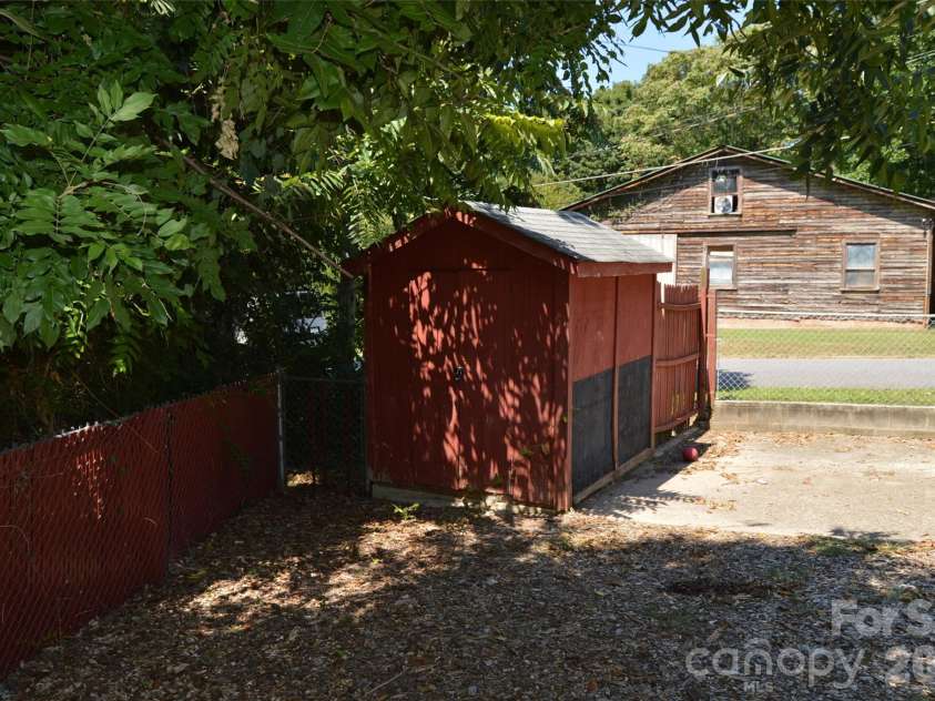 437 Hillcrest Road, Statesville, NC 28677.  MLS# CAR4420971, YatesRealty ID 48578. 