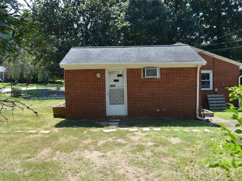 437 Hillcrest Road, Statesville, NC 28677.  MLS# CAR4420971, YatesRealty ID 48578. 
