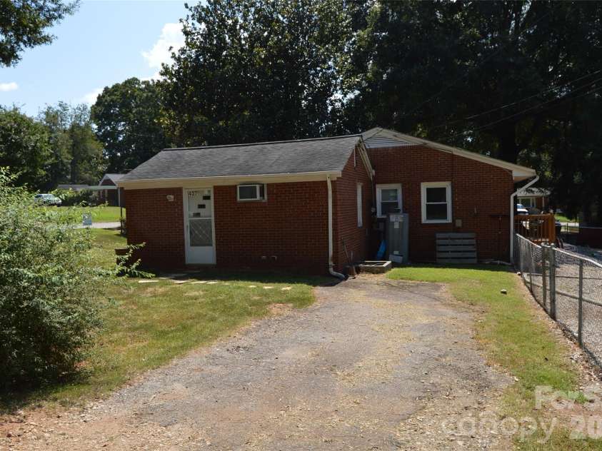 437 Hillcrest Road, Statesville, NC 28677.  MLS# CAR4420971, YatesRealty ID 48578. 