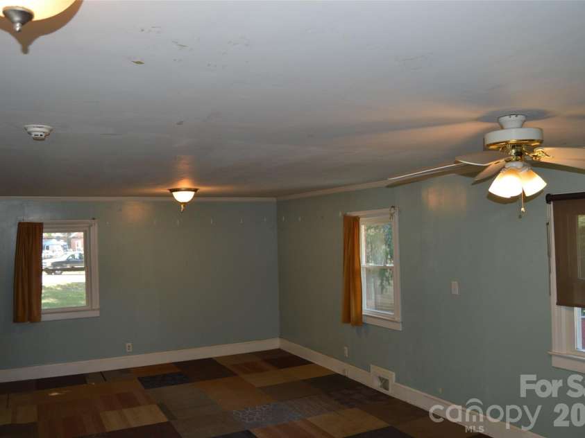 437 Hillcrest Road, Statesville, NC 28677.  MLS# CAR4420971, YatesRealty ID 48578. 