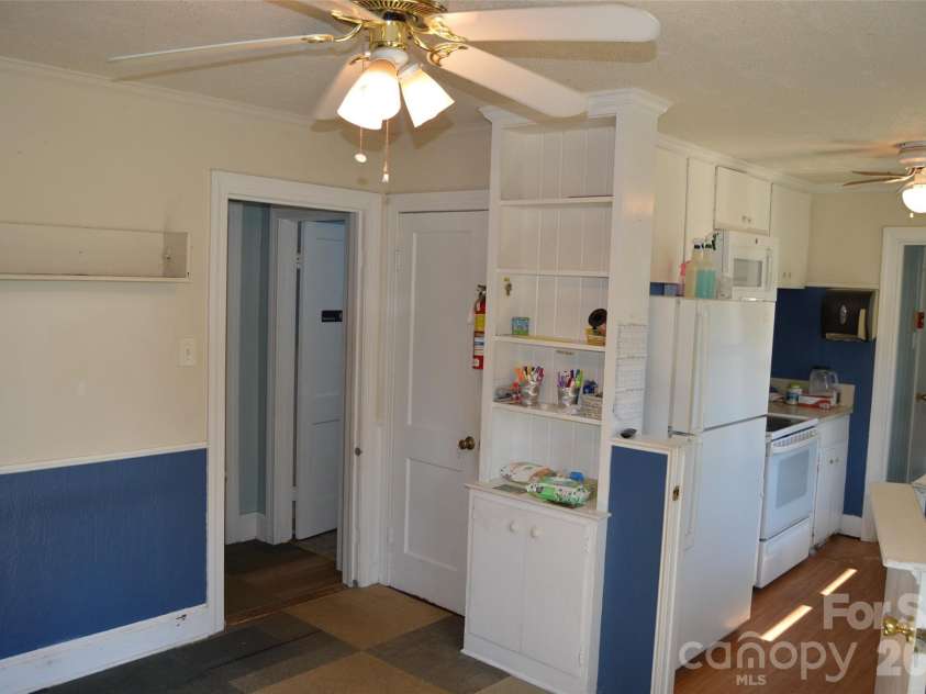 437 Hillcrest Road, Statesville, NC 28677.  MLS# CAR4420971, YatesRealty ID 48578. 