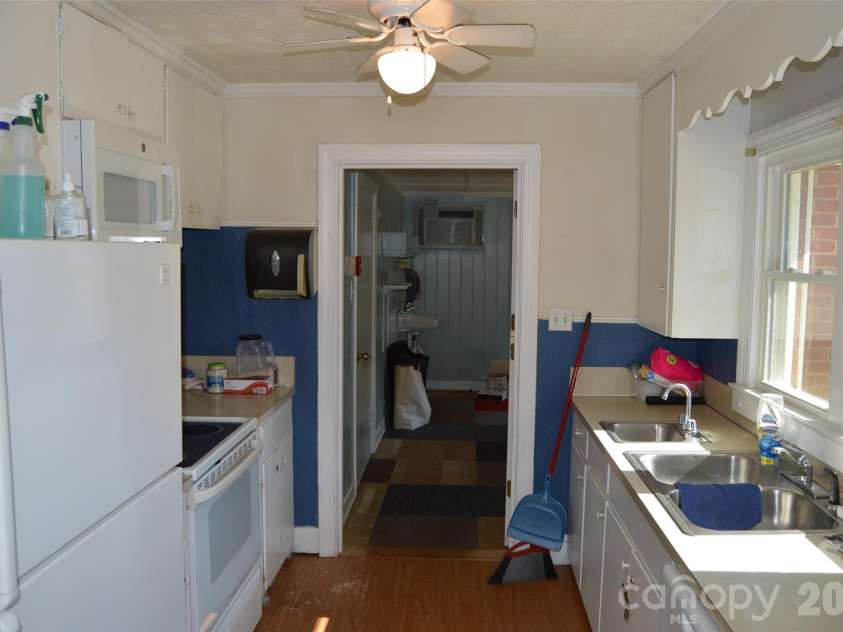 437 Hillcrest Road, Statesville, NC 28677.  MLS# CAR4420971, YatesRealty ID 48578. 