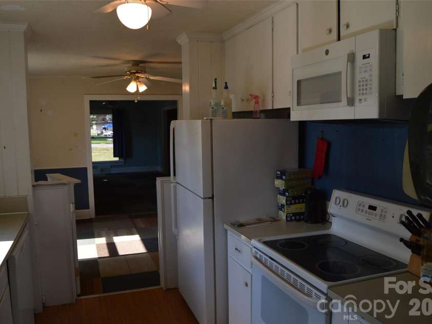 437 Hillcrest Road, Statesville, NC 28677.  MLS# CAR4420971, YatesRealty ID 48578. 