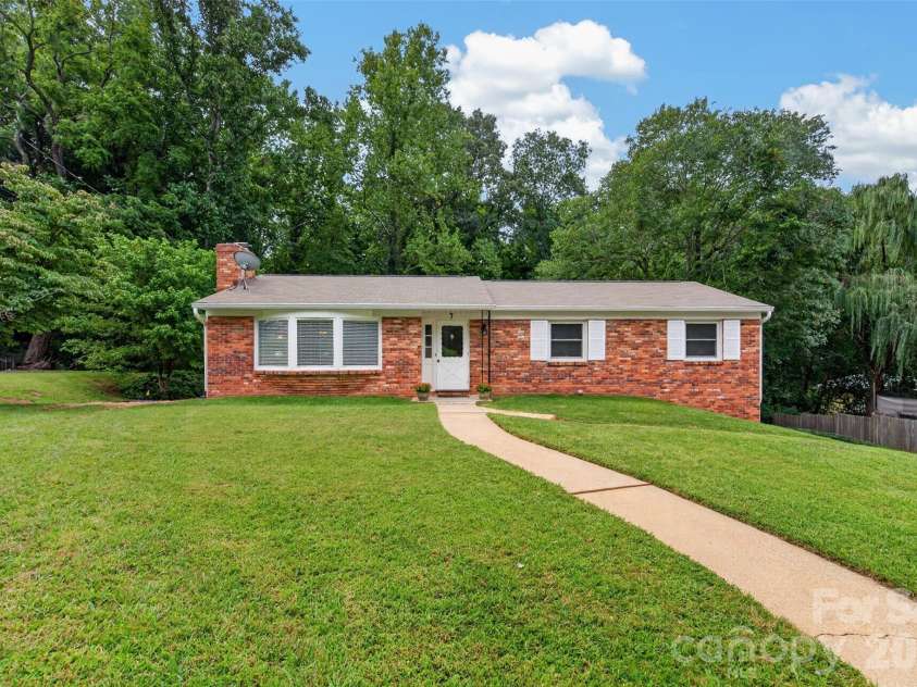 7 Mountainbrook Road, Asheville, NC 28805.  MLS# CAR4418468, YatesRealty ID 48585. 7 Mountainbrook