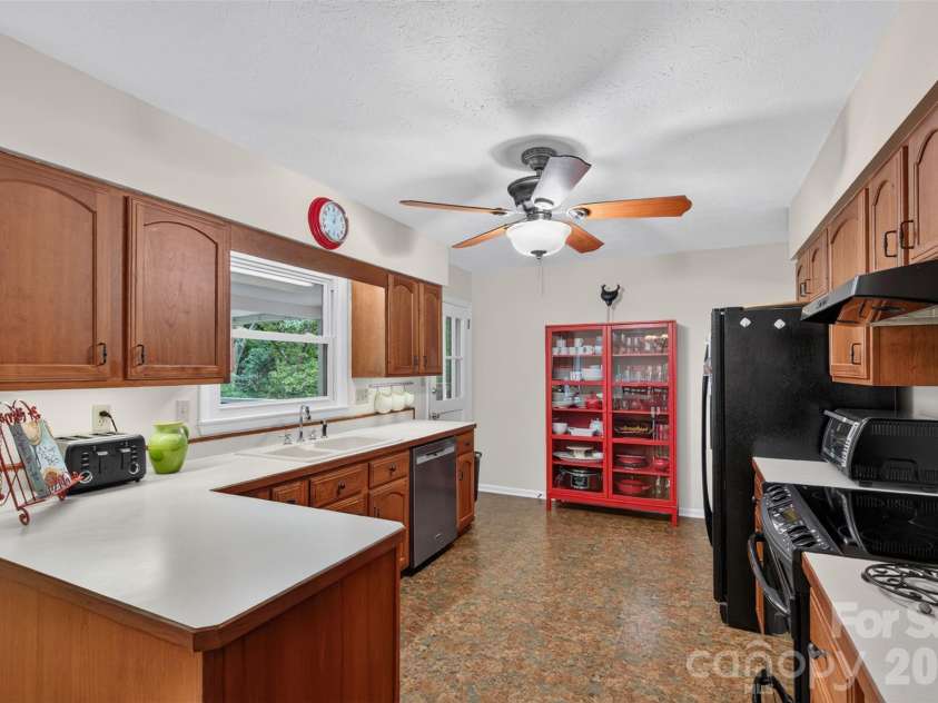 7 Mountainbrook Road, Asheville, NC 28805.  MLS# CAR4418468, YatesRealty ID 48585. Breakfast Bar
