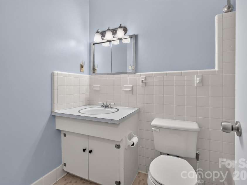7 Mountainbrook Road, Asheville, NC 28805.  MLS# CAR4418468, YatesRealty ID 48585. Hall Bathroom