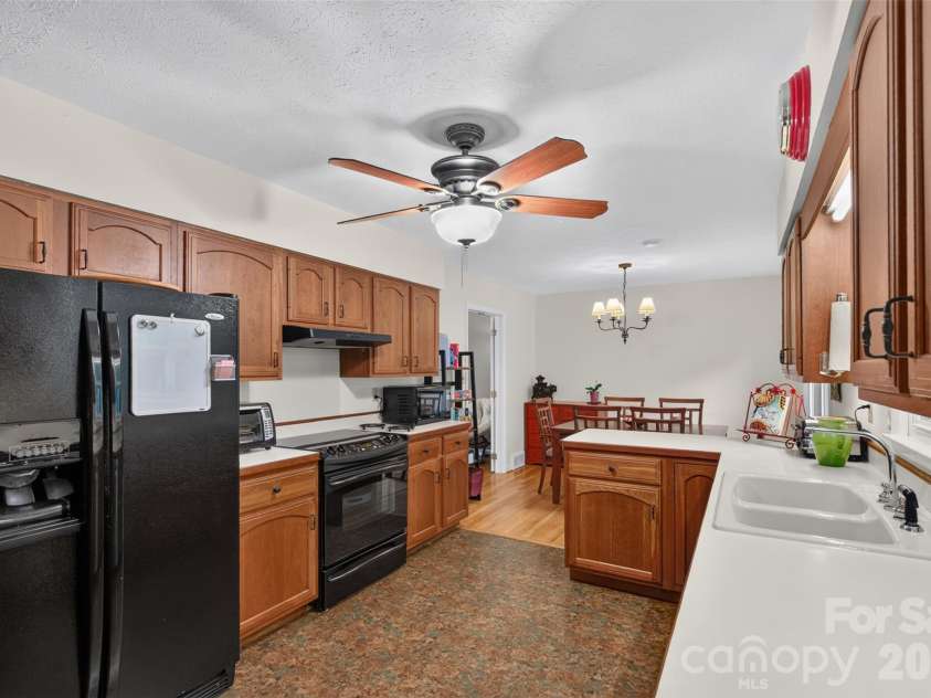 7 Mountainbrook Road, Asheville, NC 28805.  MLS# CAR4418468, YatesRealty ID 48585. Open Kitchen