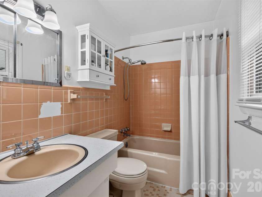 7 Mountainbrook Road, Asheville, NC 28805.  MLS# CAR4418468, YatesRealty ID 48585. Primary Bath