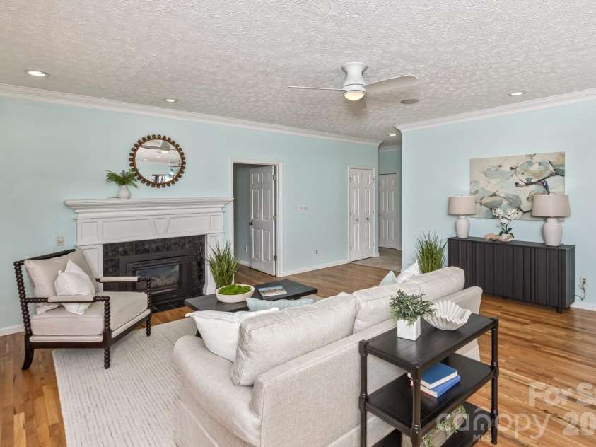 111 Sunny Ridge Drive, Asheville, NC 28804.  MLS# CAR4421169, YatesRealty ID 48587. Living Room