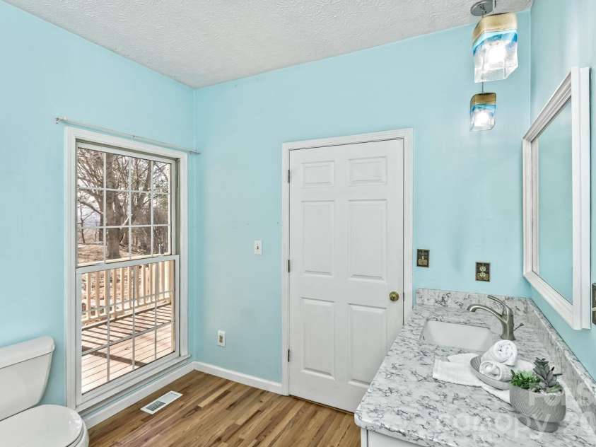 111 Sunny Ridge Drive, Asheville, NC 28804.  MLS# CAR4421169, YatesRealty ID 48587. Main level bathroom