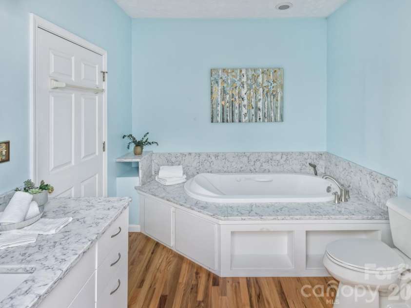 111 Sunny Ridge Drive, Asheville, NC 28804.  MLS# CAR4421169, YatesRealty ID 48587. Main level bathroom