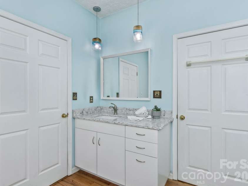 111 Sunny Ridge Drive, Asheville, NC 28804.  MLS# CAR4421169, YatesRealty ID 48587. Main level bathroom