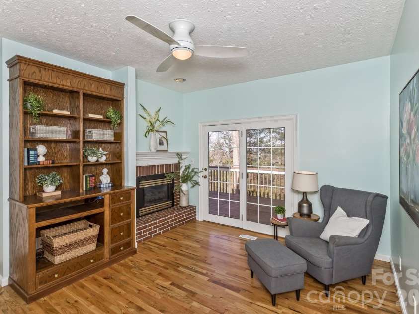 111 Sunny Ridge Drive, Asheville, NC 28804.  MLS# CAR4421169, YatesRealty ID 48587. Office