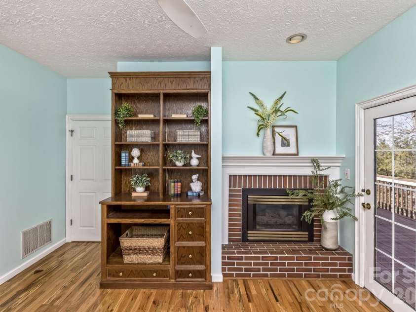 111 Sunny Ridge Drive, Asheville, NC 28804.  MLS# CAR4421169, YatesRealty ID 48587. Office