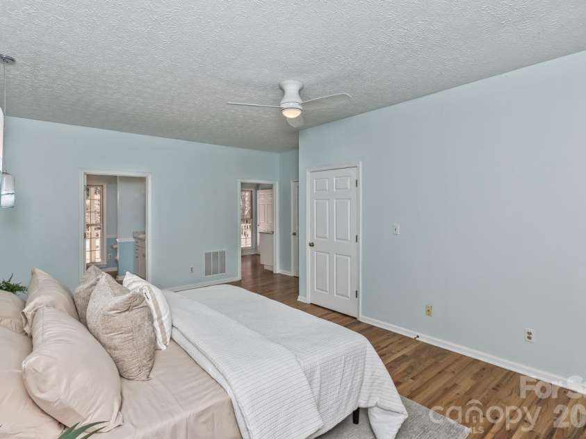 111 Sunny Ridge Drive, Asheville, NC 28804.  MLS# CAR4421169, YatesRealty ID 48587. Primary bedroom