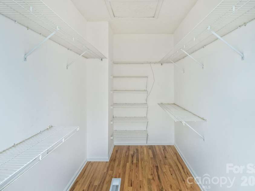 111 Sunny Ridge Drive, Asheville, NC 28804.  MLS# CAR4421169, YatesRealty ID 48587. Primary walk-in closet