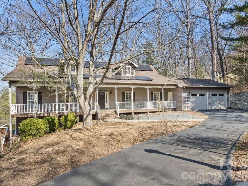111 Sunny Ridge Drive, Asheville, NC 28804.  MLS# CAR4421169, YatesRealty ID 48587. Welcome home!