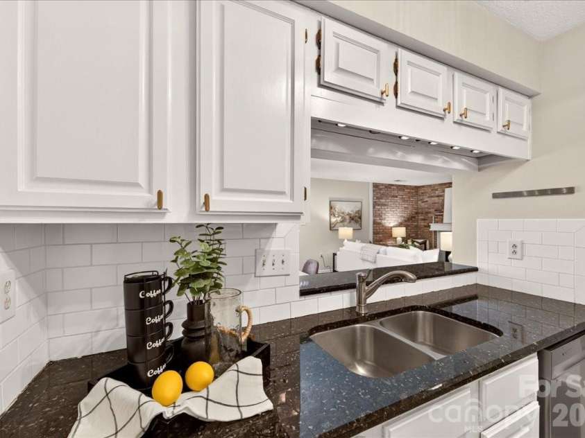 5011 Sharon Road, Charlotte, NC 28210.  MLS# CAR4419195, YatesRealty ID 48591. 