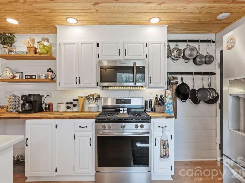 126 Fox Fire Run, Gastonia, NC 28052.  MLS# CAR4420501, YatesRealty ID 48593. 