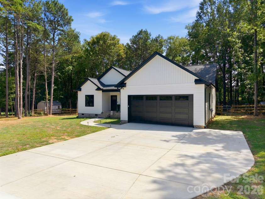 275 Jacobs Drive, Salisbury, NC 28144.  MLS# CAR4421246, YatesRealty ID 48596. 