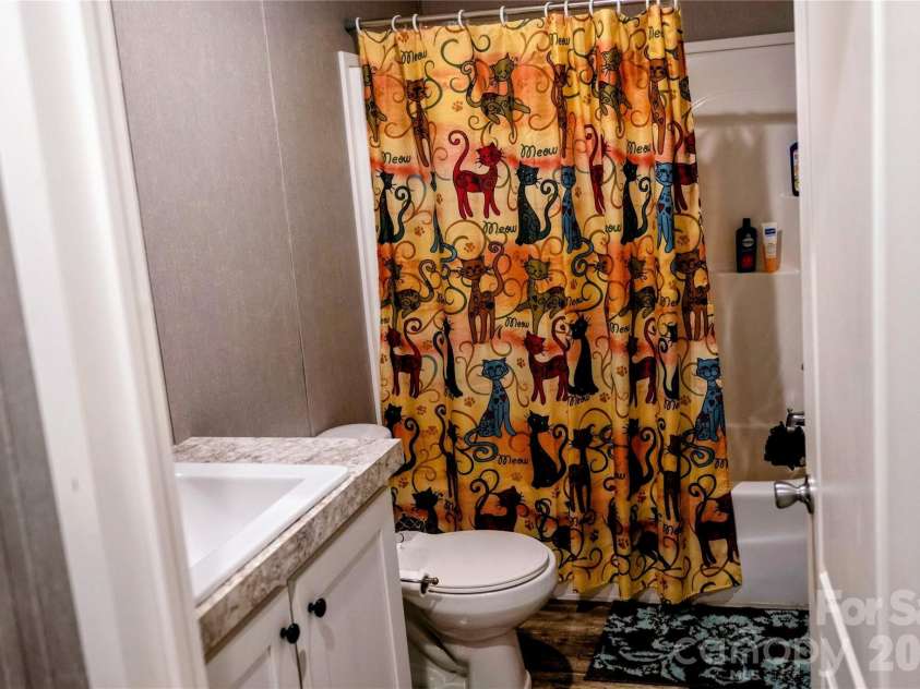 30 & 32 Skyland Circle, Asheville, NC 28804.  MLS# CAR4421300, YatesRealty ID 48597. Bathroom 2 Full