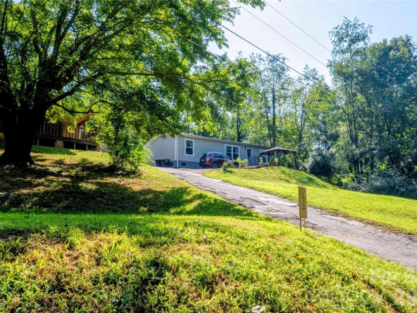 30 & 32 Skyland Circle, Asheville, NC 28804.  MLS# CAR4421300, YatesRealty ID 48597. Front Yard .5 acres