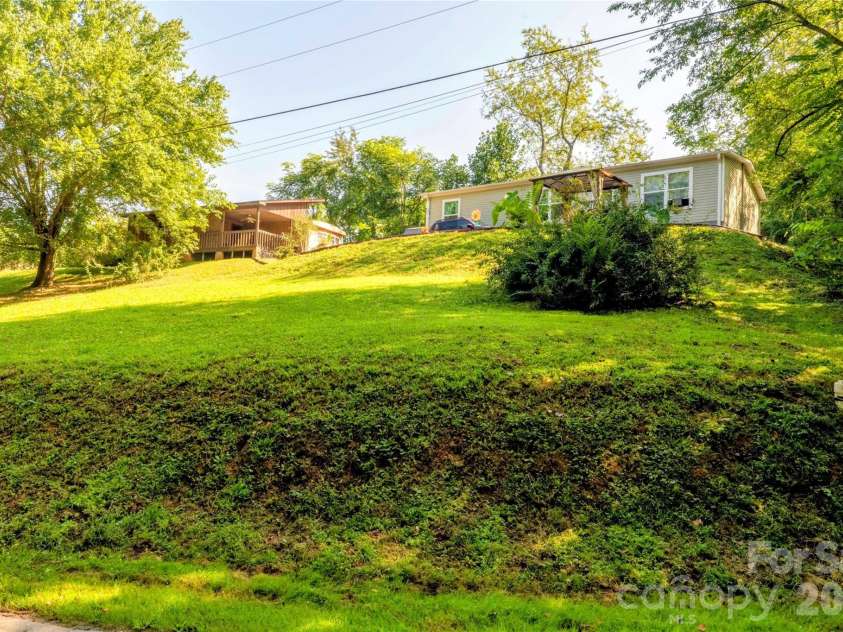 30 & 32 Skyland Circle, Asheville, NC 28804.  MLS# CAR4421300, YatesRealty ID 48597. Front Yard .5 acres