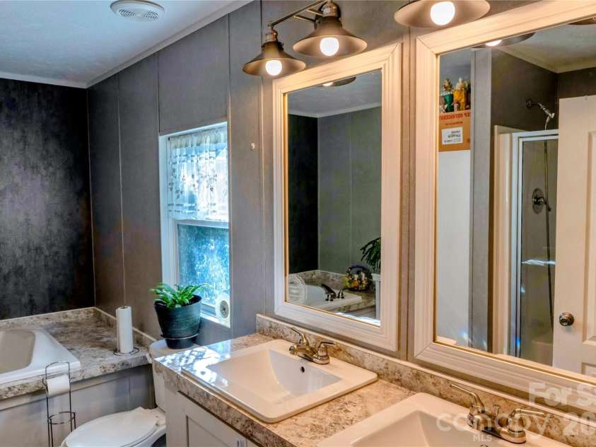 30 & 32 Skyland Circle, Asheville, NC 28804.  MLS# CAR4421300, YatesRealty ID 48597. Main Bathroom Full
