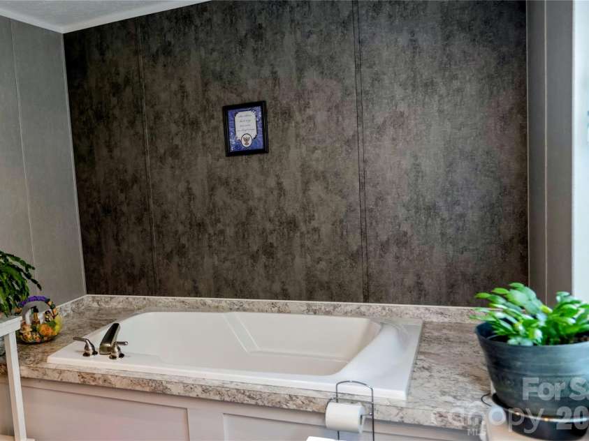 30 & 32 Skyland Circle, Asheville, NC 28804.  MLS# CAR4421300, YatesRealty ID 48597. Main Bathroom Full
