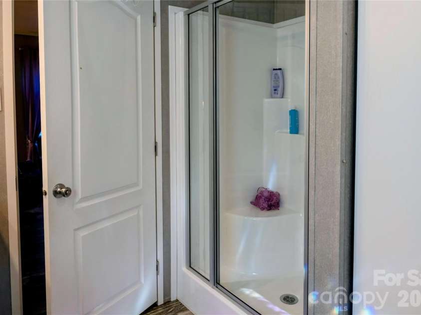 30 & 32 Skyland Circle, Asheville, NC 28804.  MLS# CAR4421300, YatesRealty ID 48597. Main Bathroom Full