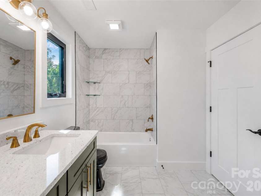 138 Shiloh Road, Asheville, NC 28803.  MLS# CAR4420583, YatesRealty ID 48599. Additional Full Upstairs Bathroom