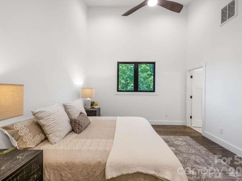 138 Shiloh Road, Asheville, NC 28803.  MLS# CAR4420583, YatesRealty ID 48599. Amazing Vaulted Ceilings