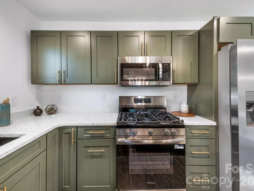 138 Shiloh Road, Asheville, NC 28803.  MLS# CAR4420583, YatesRealty ID 48599. Gas Range